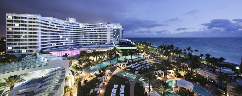 covet-edition-Best-Hotels-in-Miami-Fontainebleau-Miami-Beach-at-night