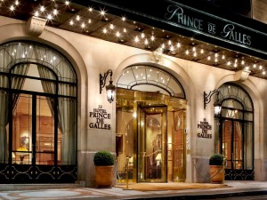 covet-edition-Spectacular-Appartement-Parisien-in-Prince-de-Galles-entrance