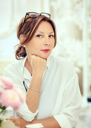 Discover the Bespoke Furniture of the Leyla Uluhanli Collection. To see more news about bespoke furniture, subscribe our newsletter right now! #leylauluhanli #leylauluhanlicollection #leylauluhanliinteriorsstudio #bespokefurniture #midcenturymodernstyle #retrofurniture #furniturecollection