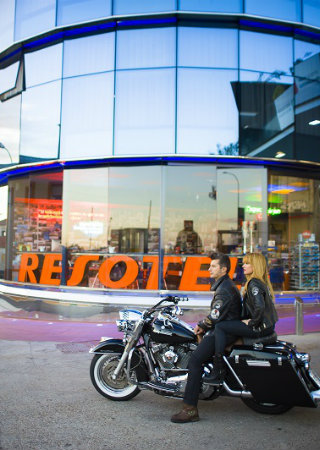 Enjoy a Stay at the Colourful Resotel - Racing Dreams. To see more news about incredible hotels, subscribe our newsletter right now! #resotelracingdreams #resotel #boutiquehotel #pizzapizza #designhotels #spanishhotels #europeanhotels #europeanvacations #moderninteriordesign