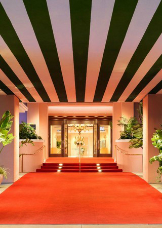 Discover the Best Luxury Hotels for Celebrity Sightings - Part 1. To see more news about luxury hotels, subscribe our newsletter right now! #luxuryhotels #celebritieslife #celebritysightings #besthotels #bestluxuryhotels #bestamericanhotels #besteuropeanhotels #besttravelexperiences