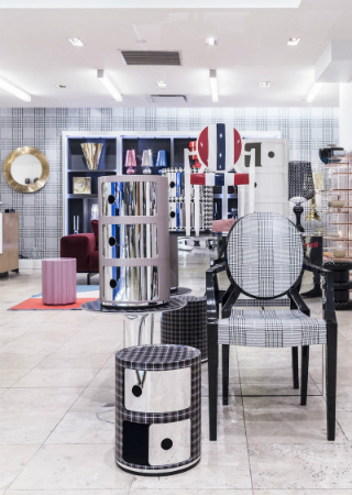 Garage Italia Customs Reinterprets Kartell at Barneys New York. To see more news about design, subscribe our newsletter right now! #kartell #garageitaliacustoms #barneysnewyork #lapoelkann #antoniocitterio #annacastelliferrieri #philippestarck #tokujinyoshioka #luxurybrands