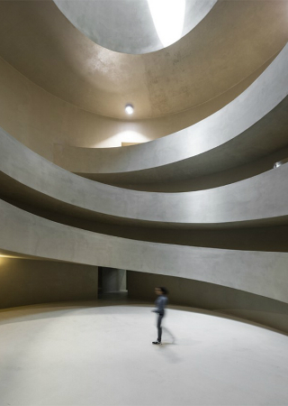 Herdade do Freixo Wine Cellar Wins Building of the Year 2018. To see more news about architecture, subscribe our newsletter right now! #herdadedofreixo #herdadedofreixowinecellar #buildingoftheyear2018 #archdaily #fernandovalsassina #portuguesearchitecture #undergroundarchitecture