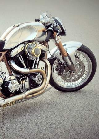 Ride the Powerful Custom Harley-Davidson Hurakàn. To see more news about amazing vehicles, subscribe our newsletter right now! #harleydavidson #harleydavidsonhurakan #fmw #fmwmotorcycles #harleydavidsonshovel #mvagusta #customcaferacer #luxurybrands #sandsvtwinsuperstock