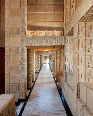 Luxury Home For Sale Designed by American Architect Frank Lloyd Wright ➤ #covetedmagazine #luxurymagazine #luxuryliving #interiordesign #homedecor #milandesignweek2019 #salonedelmobile2019 #isaloni2019 #maisonetobjet ➤ www.covetedition.com ➤ @covetedmagazine @bocadolobo @delightfulll @brabbu @essentialhomeeu @circudesign @mvalentinabath @luxxu @covethouse_ @rug_society @pullcast_jewelryhardware @bybrabbucontract