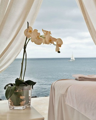 Honor National Lighthouse Day On These Lighthouse Luxury Hotels ➤ #covetedmagazine #luxuryhotels #NationalLighthouseDay ➤ www.covetedition.com ➤ @covetedmagazine @bocadolobo @delightfulll @brabbu @essentialhomeeu @circudesign @mvalentinabath @luxxu @covethouse_ @rug_society @pullcast_jewelryhardware @bybrabbucontract
