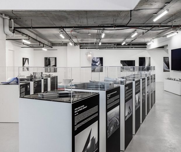 Peek Inside Pop-Up Gallery In New York City by Zaha Hadid Architects ➤ #covetedmagazine #interiordesign #homedecor #luxuryinteriors #zahahadidarchitects ➤ www.covetedition.com ➤ @covetedmagazine @bocadolobo @delightfulll @brabbu @essentialhomeeu @circudesign @mvalentinabath @luxxu @covethouse_ @rug_society @pullcast_jewelryhardware @bybrabbucontract