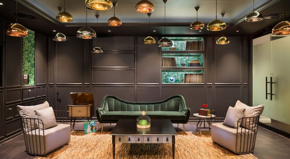 OFFICE PROJECT WITH A LUXURIOUS MID-CENTURY DESIGN