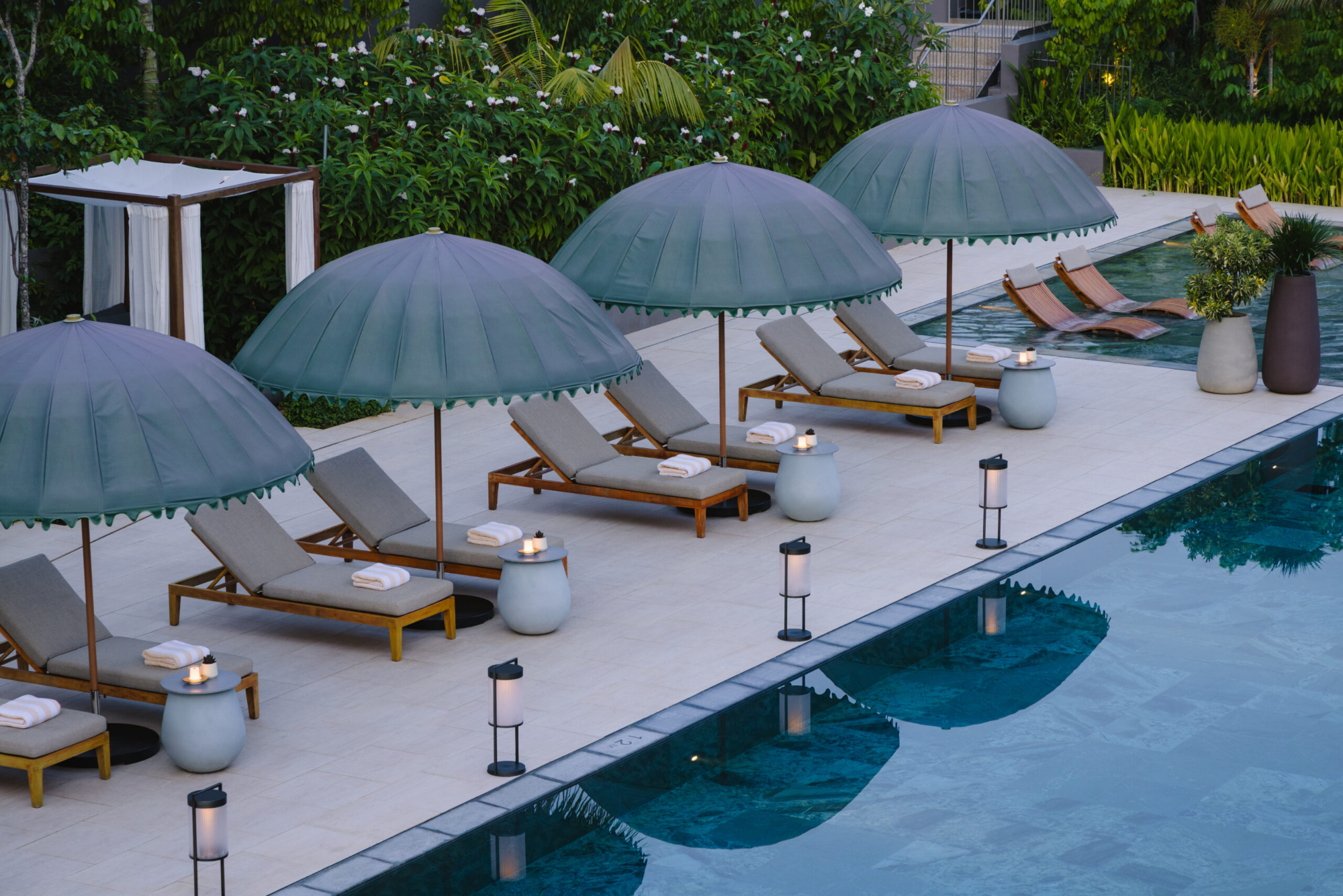 Raffles Singapore: The Art of Tropical Grandeur